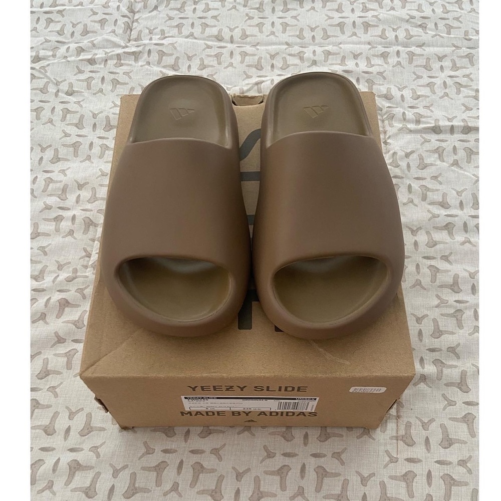 “YEEZY SLIDE” New with original box